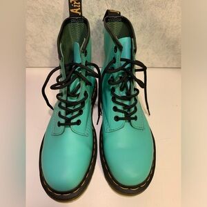 Dr Martin 1460 SMOOTH LEATHER LACE
UP BOOTS in seagrass men size 7, woman eight